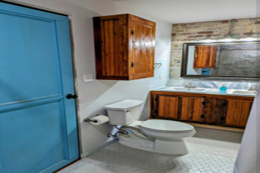 More Photos Of 828 E 15th St, Brownsville Office For Sale