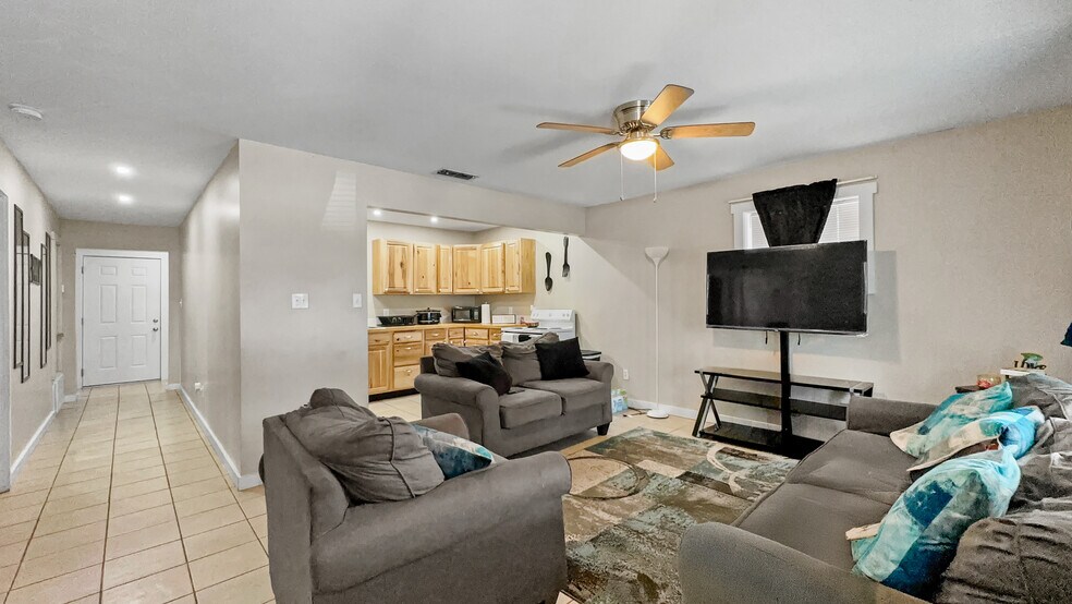 More Photos Of 300 S Cedar St, Crockett Apartments For Sale