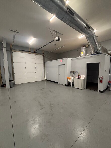 More Photos Of 1031 Parkway Dr, Spring Hill Light Manufacturing For Lease