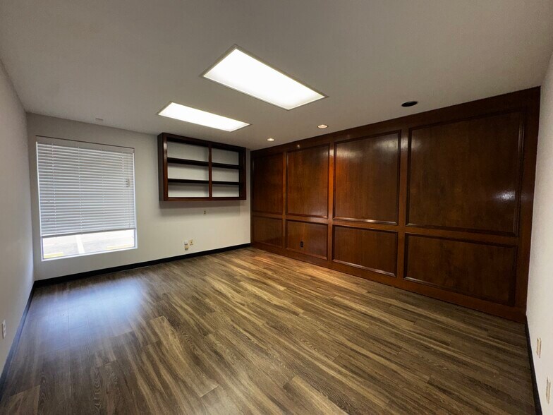 More Photos Of 9123 Thomasville Dr, Houston Warehouse For Lease