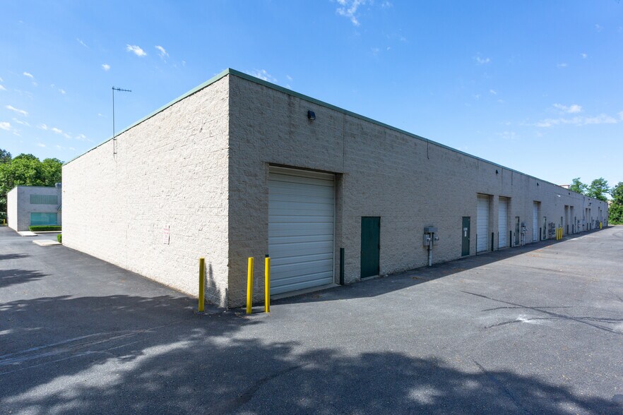 More Photos Of 1361 Lincoln Ave, Holbrook Warehouse For Lease