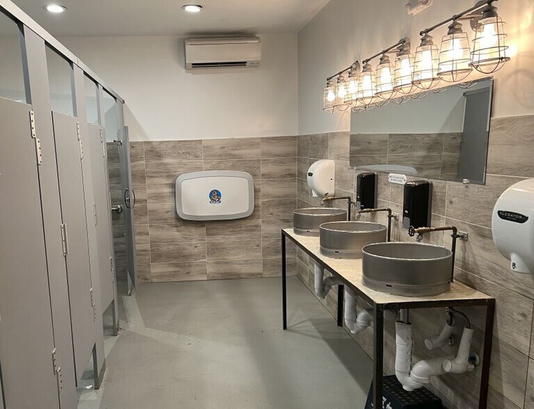 More Photos Of 16 Business Park Dr, Branford Warehouse For Lease