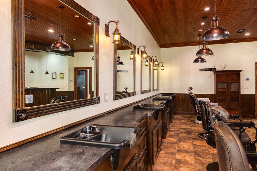 More Photos Of 1228 E Mulberry St, Angleton Bar For Sale