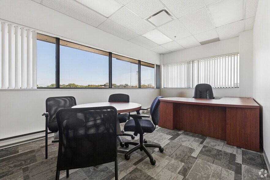 More Photos Of 1400 Av St-Jean-Baptiste, Québec Flex For Lease