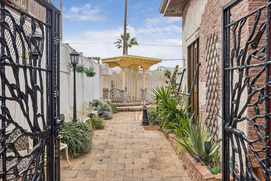 More Photos Of 715 Broadway St, Galveston Specialty For Sale