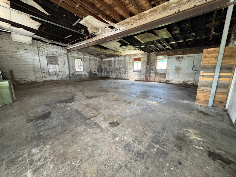 More Photos Of 214 Smith Ave, Kenesaw Warehouse For Sale