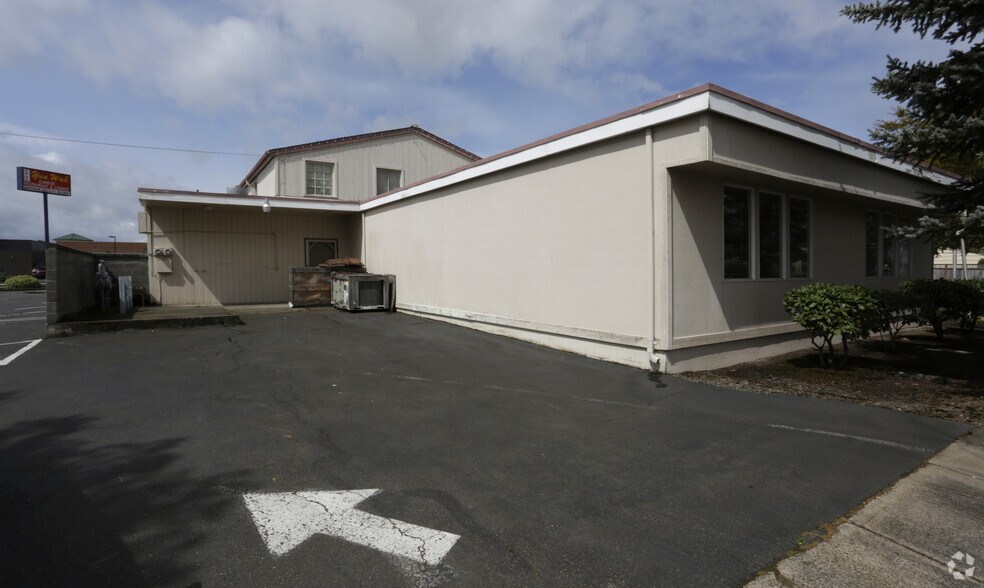 More Photos Of 2288 Country Club Rd, Woodburn Restaurant For Sale