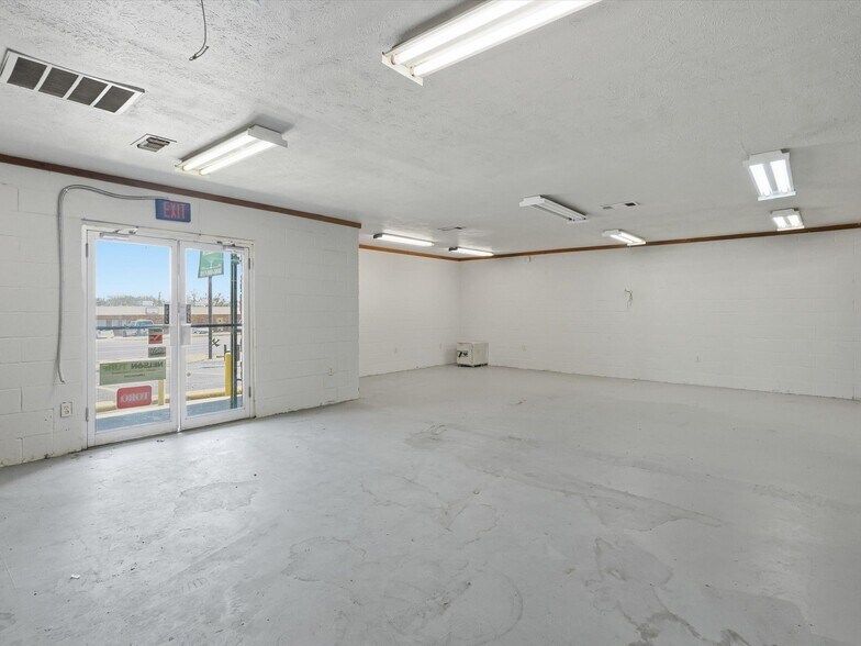 More Photos Of 4208 Benbrook Hwy, Fort Worth Office For Sale