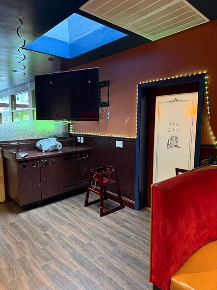 More Photos Of 76 E 3rd Ave, San Mateo Bar For Lease