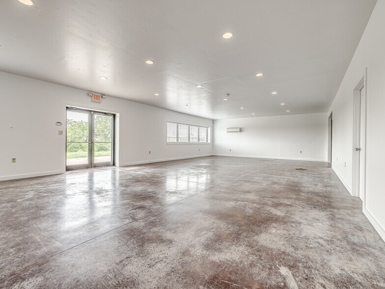 More Photos Of 6355 Boucher Dr, Edmond Showroom For Lease