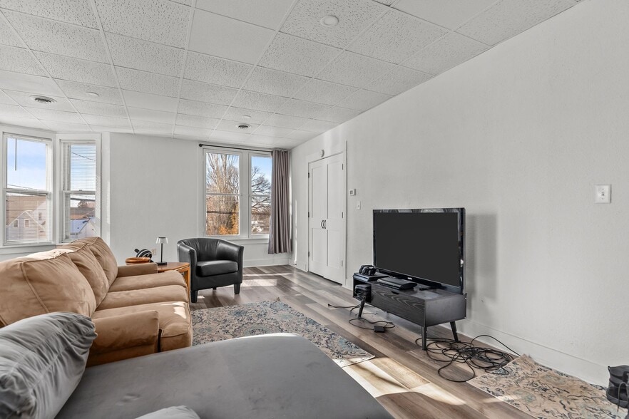 More Photos Of 344 Bowen St, Oshkosh Restaurant For Sale