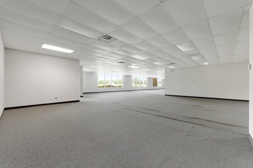 More Photos Of 8645 E Backwater Rd, North Webster Showroom For Lease