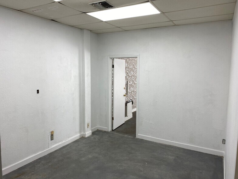 More Photos Of 4218-4220 Centergate St, San Antonio Research And Development For Lease