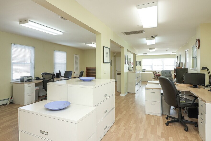 More Photos Of 152 Burlington Ave, Clarendon Hills Storefront Retail Office For Sale