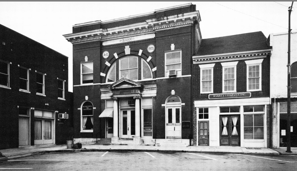 More Photos Of 306-310 Public Sq, Franklin Storefront For Lease