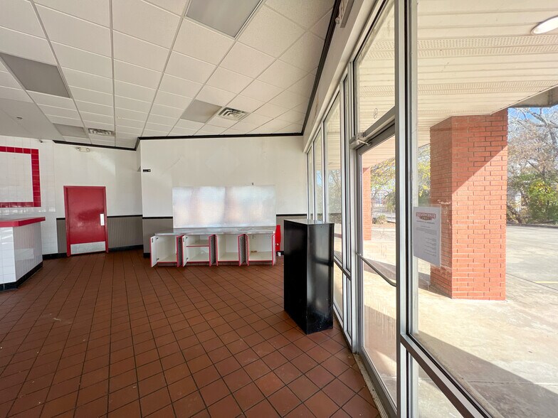 More Photos Of 5959 NW Expressway St, Oklahoma City Freestanding For Lease