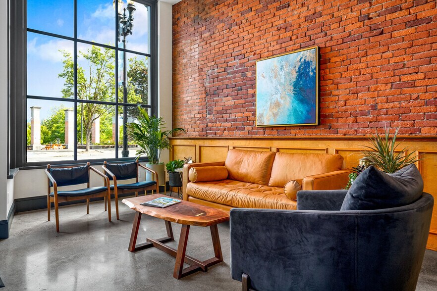 More Photos Of 144 S Main St, Independence Storefront Retail Office For Sale