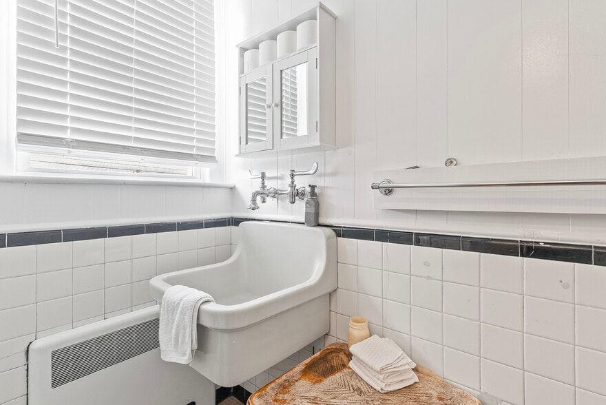 More Photos Of 525 7th St, Altavista Office For Sale