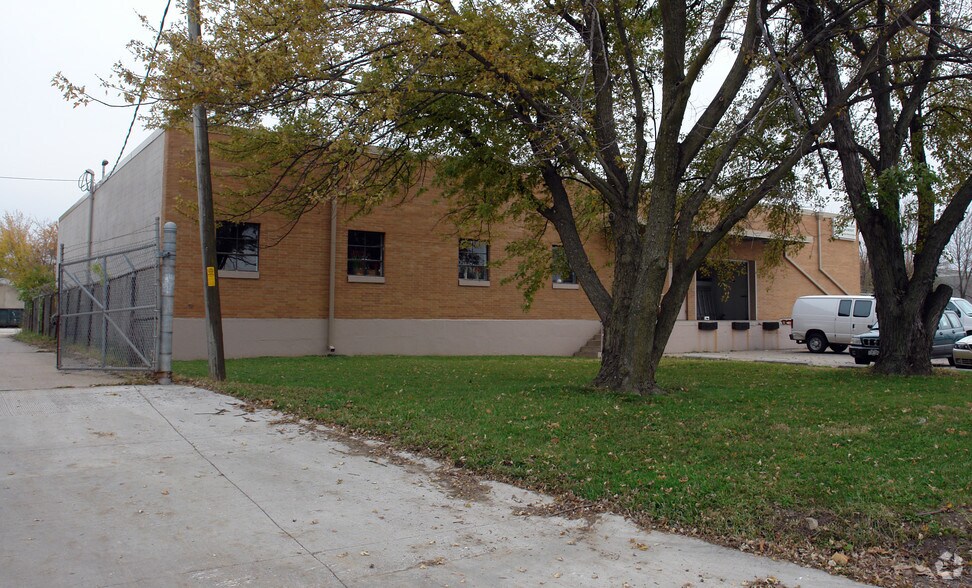 More Photos Of 1401 Ohio St, Des Moines Service For Sale