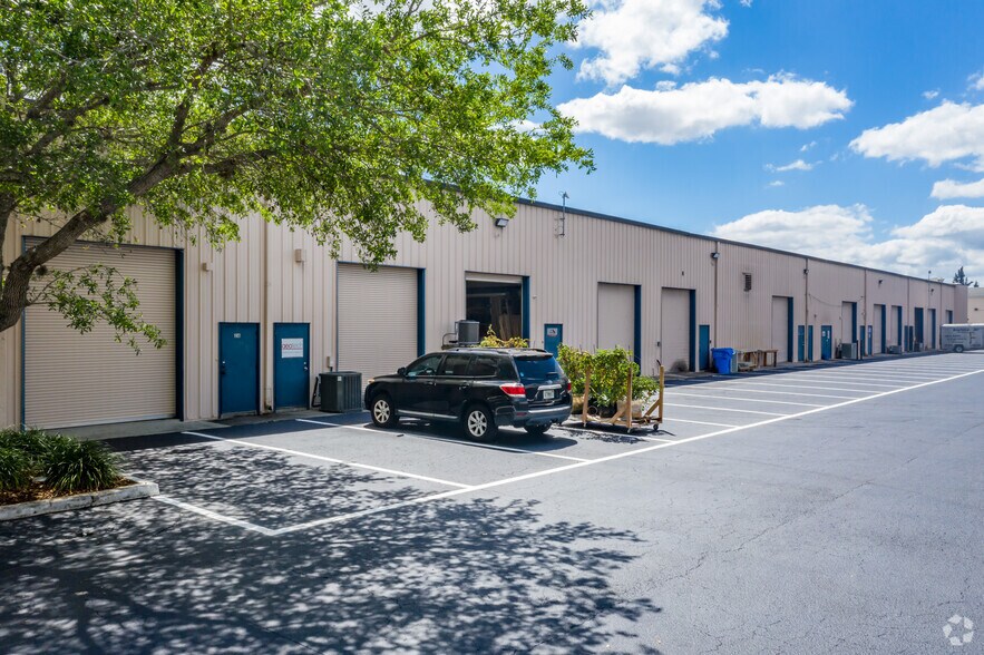 More Photos Of 12165 Metro Pky, Fort Myers Light Manufacturing For Lease