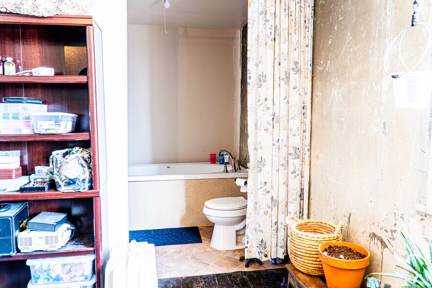 More Photos Of 120 N Main St, Yale Light Manufacturing For Sale