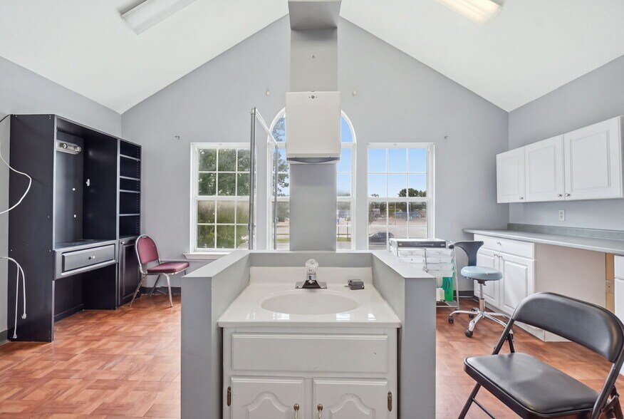 More Photos Of 9510 Lanham Severn Rd, Lanham Office For Sale