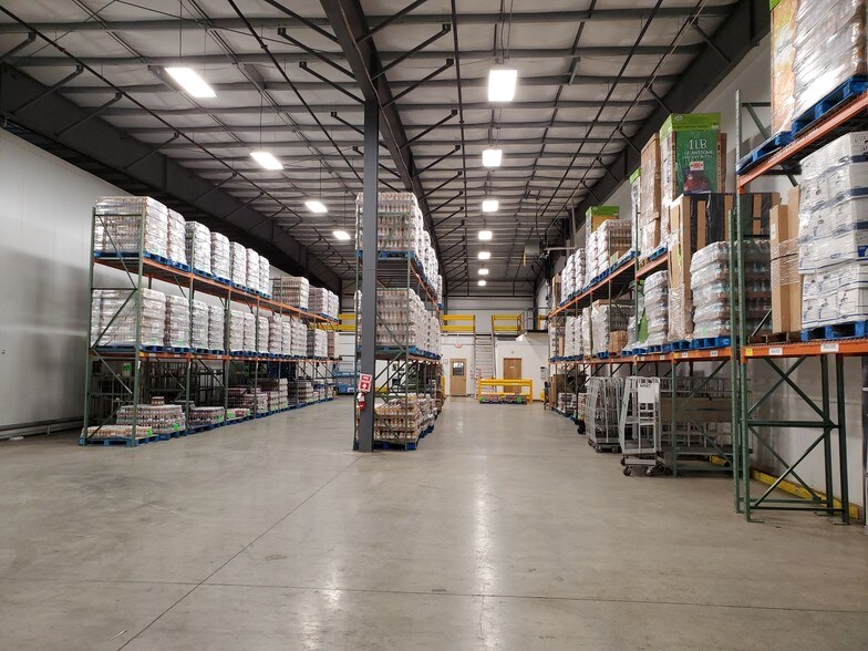 More Photos Of 15 Burton Dr, Cheshire Distribution For Lease