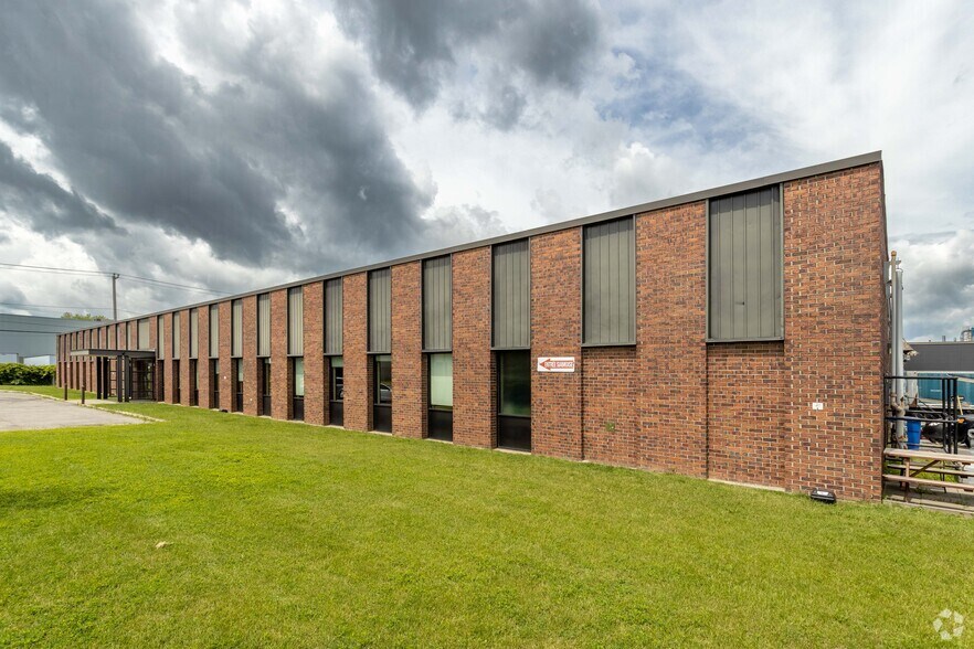 More Photos Of 3235 Rue Guénette, Montréal Warehouse For Lease