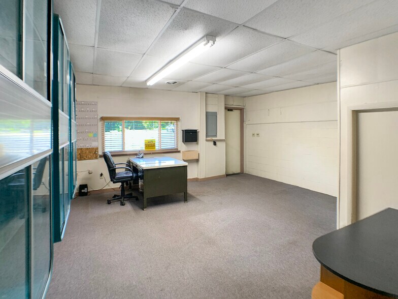 More Photos Of 47 Oak Knoll Dr, Hubbard Office For Lease