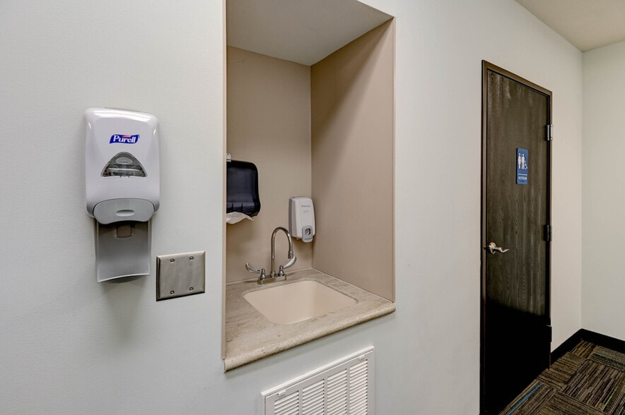 More Photos Of 1315-1317 SW 6th Ave, Topeka Medical For Lease