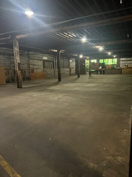 More Photos Of 740 8th Ave, Huntington Warehouse For Lease