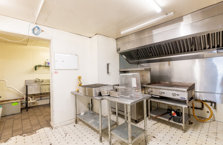 More Photos Of 1032 Story Ave, Louisville Bar For Lease