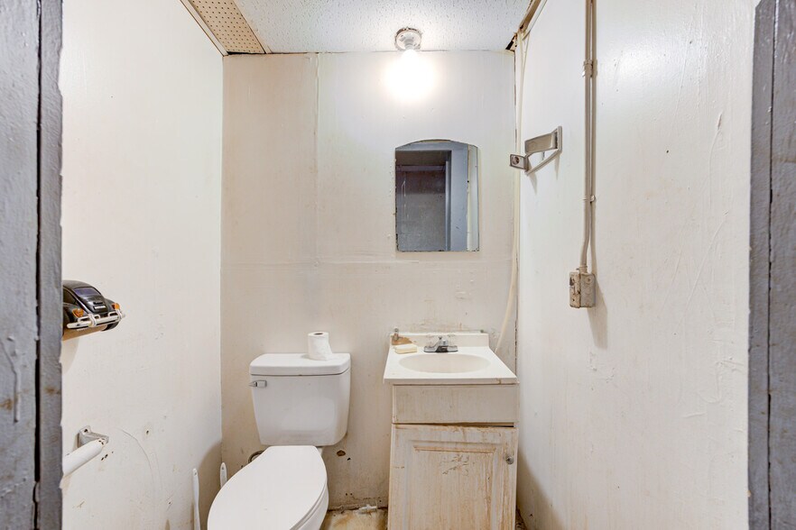 More Photos Of 1923 N Lottie Ave, Oklahoma City Storefront For Sale