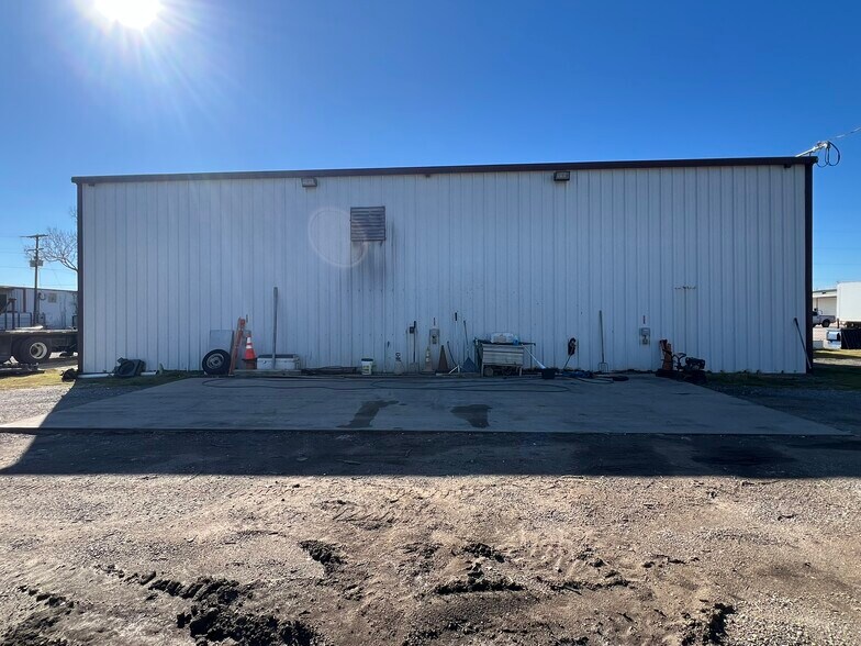 More Photos Of 3226 N Main St, Cleburne Warehouse For Lease