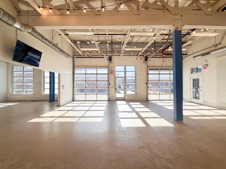 More Photos Of 213-215 W Ennis Ave, Ennis Restaurant For Lease
