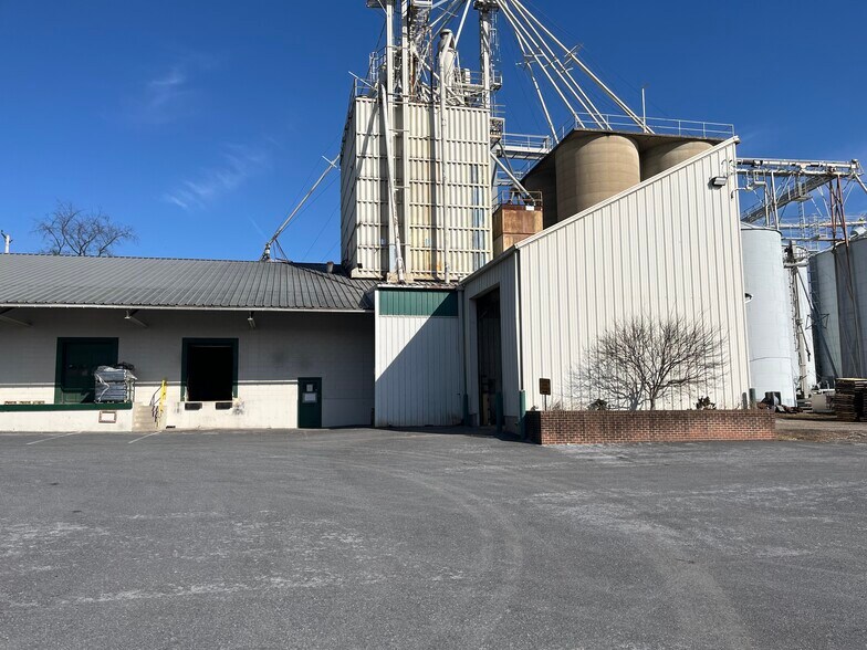 More Photos Of 100 John St, Westminster Warehouse For Lease