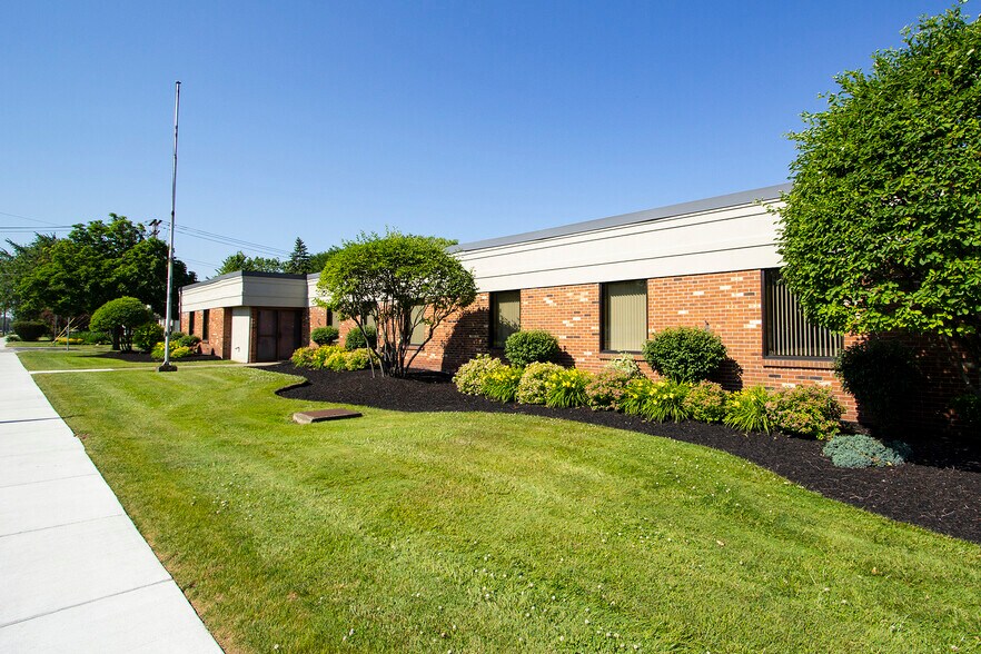 More Photos Of 485 Sunset Dr, Hamburg Office For Lease