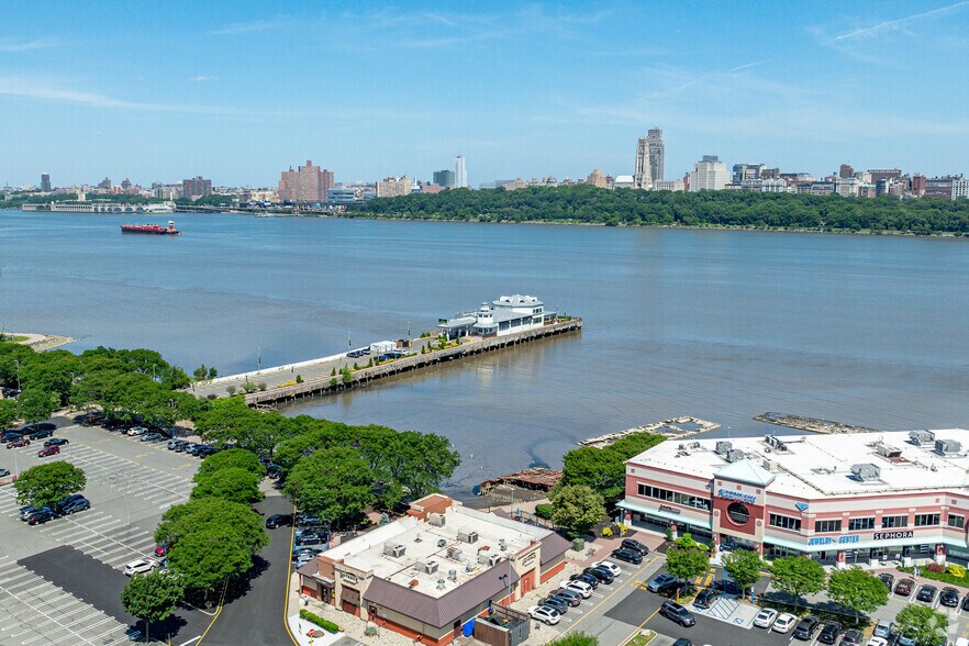 More Photos Of 541 River Rd, Edgewater Restaurant For Lease