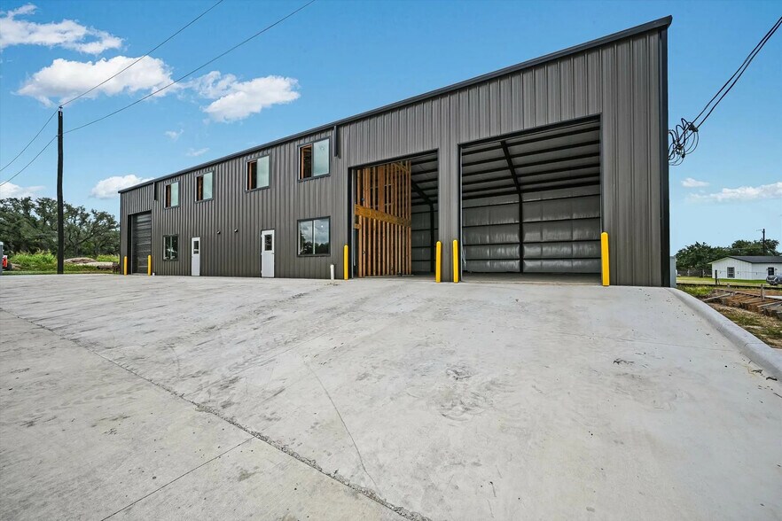 More Photos Of 15113 Fitzhugh Rd, Austin Industrial For Lease