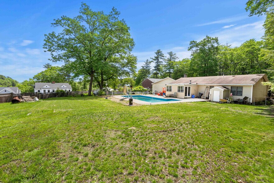 More Photos Of 25 Beacon St, Amesbury Showroom For Sale