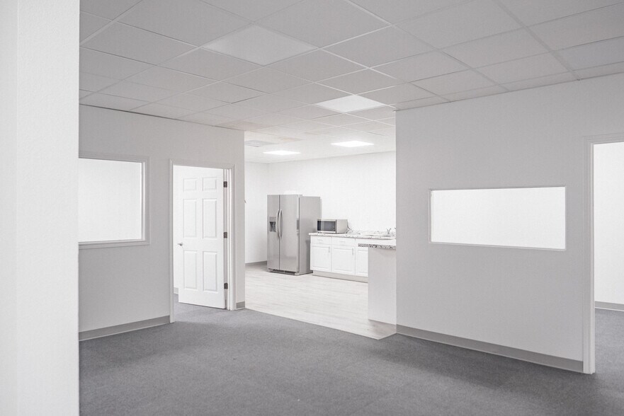 More Photos Of 2403 Washington St, Waller Flex For Lease