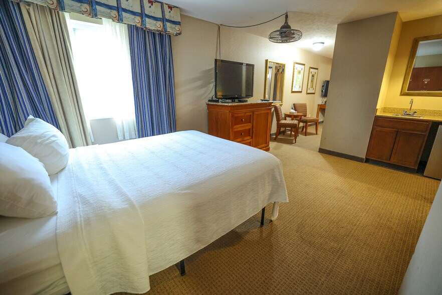 More Photos Of 625 W Washington St, Pittsfield Hotel For Sale