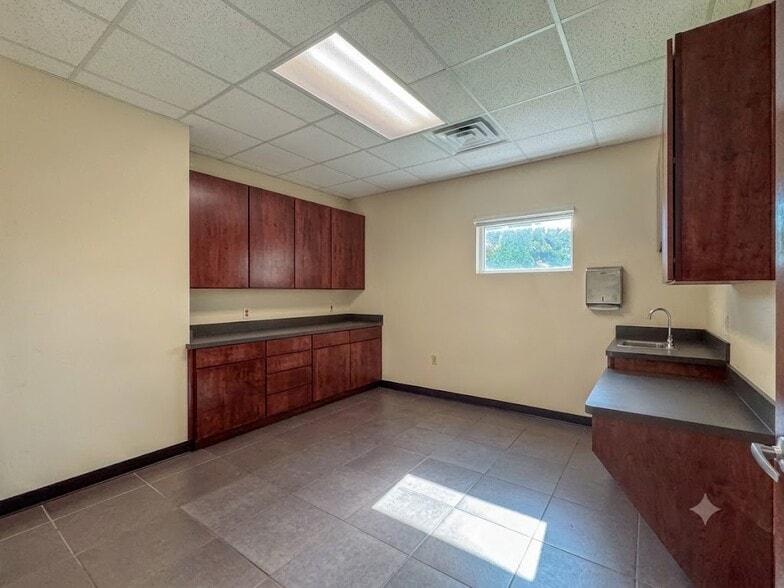 More Photos Of 2535 Charlotte St, Denton Medical For Lease