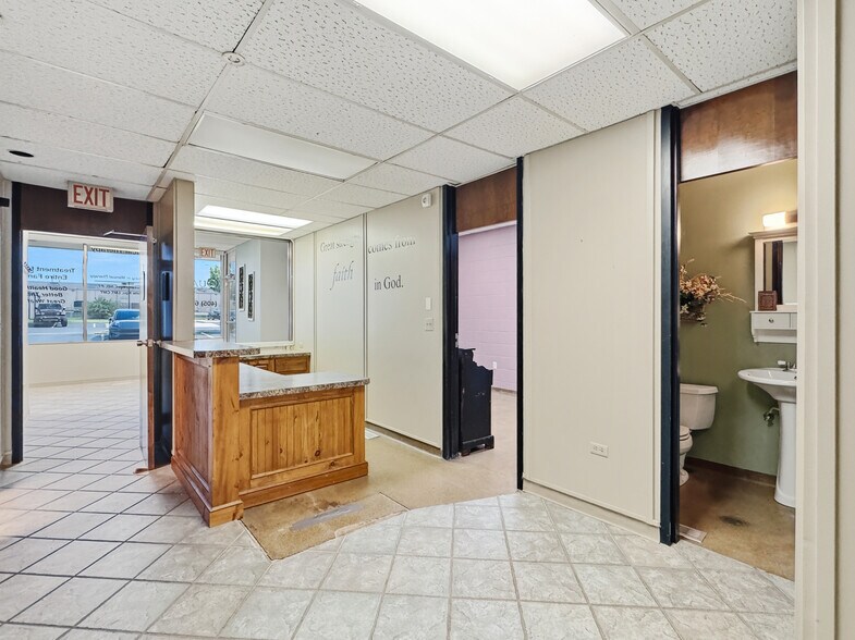 More Photos Of 1212 Air Depot, Midwest City Office For Lease