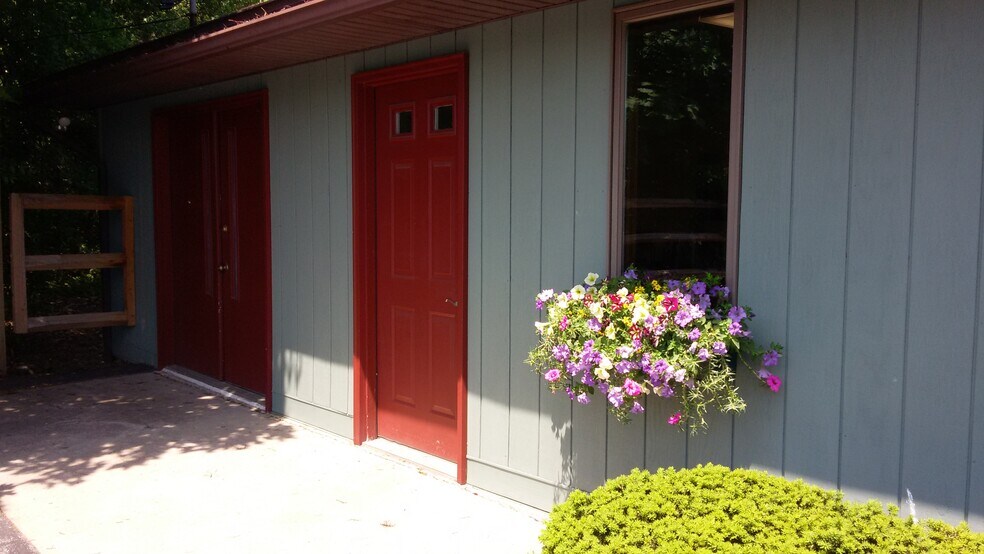 More Photos Of 762 Pre Emption Rd, Geneva Veterinarian Kennel For Sale