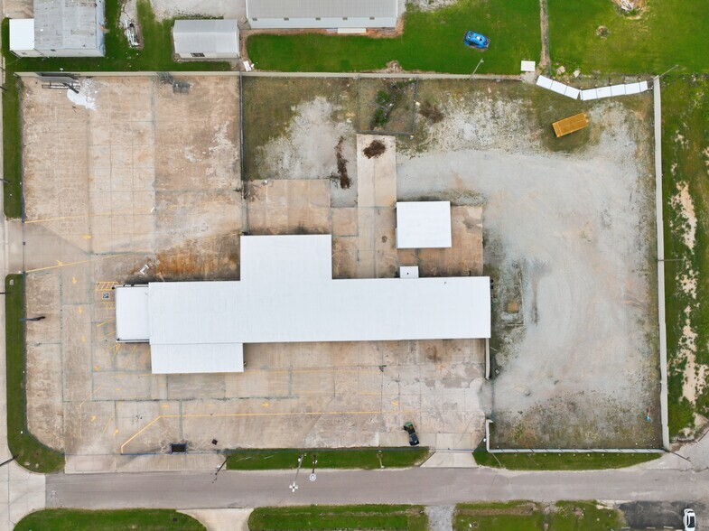 More Photos Of 1300 N Broadway Ave, Ada Warehouse For Sale
