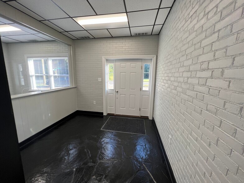 More Photos Of 1821 E Nine Mile Rd, Highland Springs Office For Lease