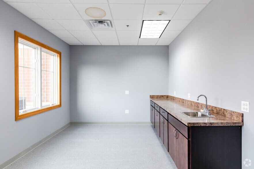 More Photos Of 1446 Merchant Dr, Algonquin Medical For Sale