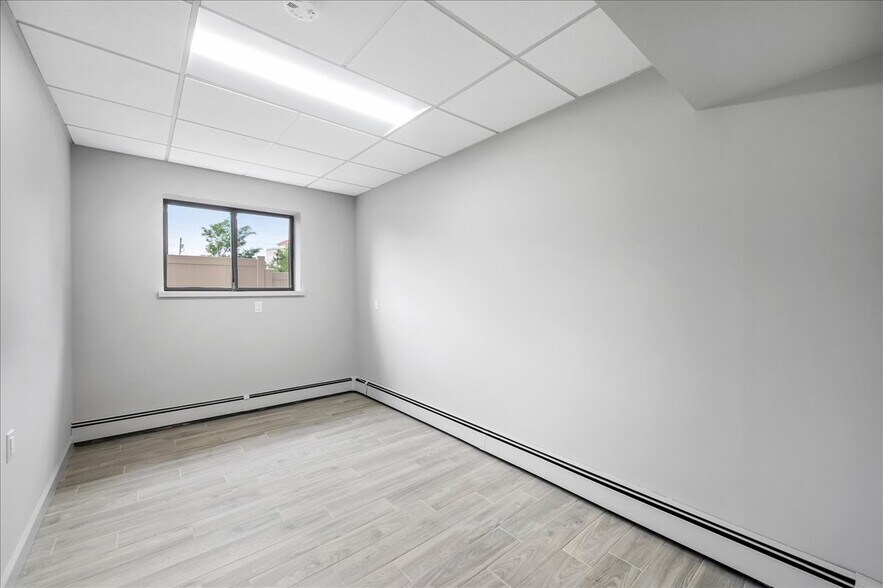 More Photos Of 2039 Palmer Ave, Larchmont Medical For Lease