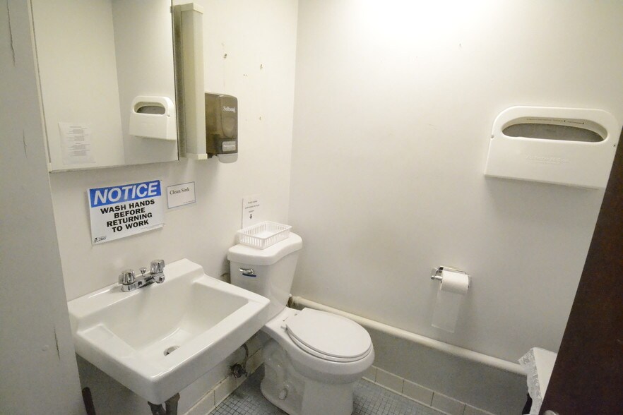 More Photos Of 400 Gidney Ave, Newburgh Medical For Sale